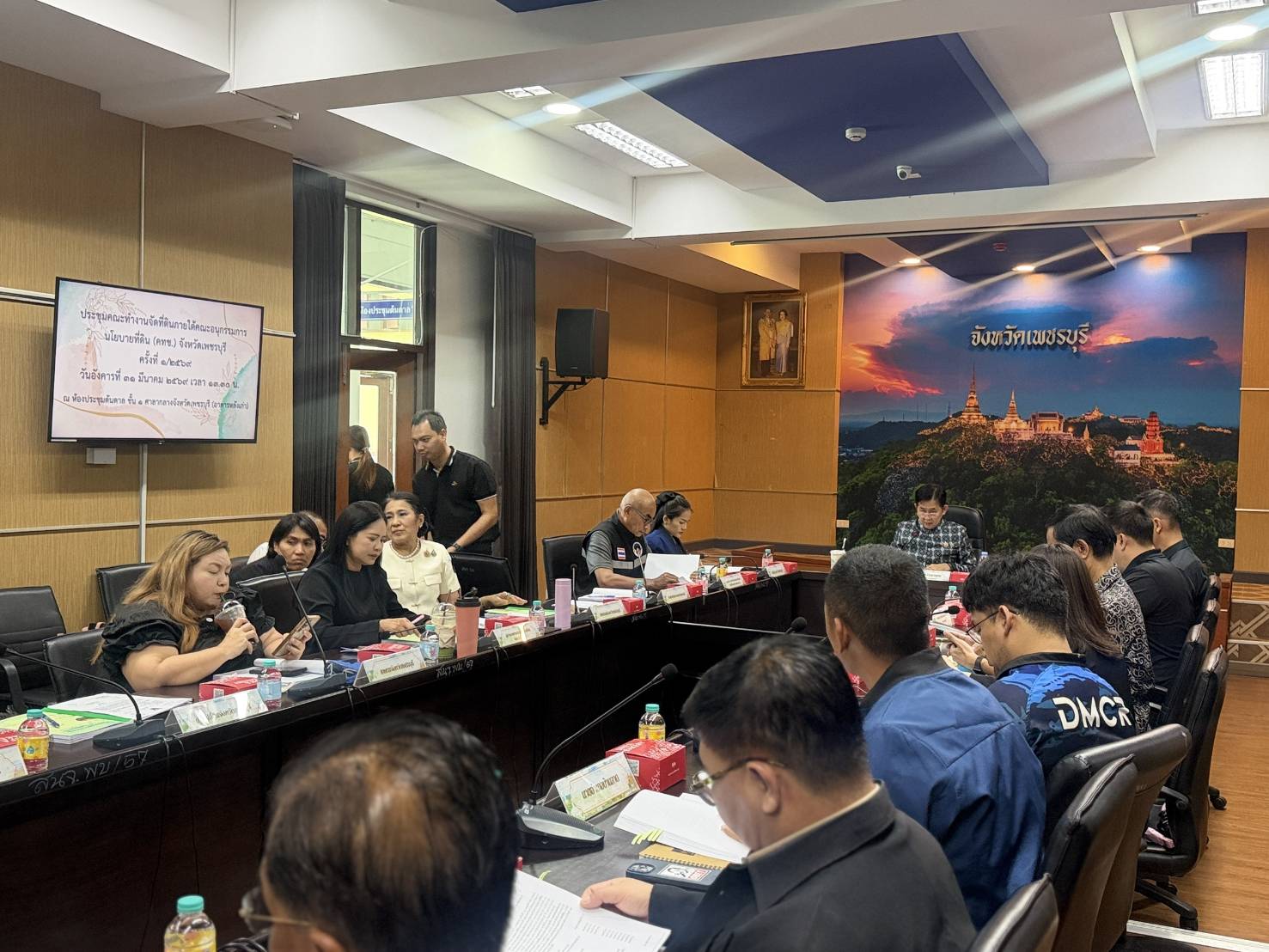 title - ปฏิรูปที่ดินจังหวัดเพชรบุรี มอบหมายให้ นางสาวขวัญใจ เพชรสวน นักวิชาการปฏิรูปที่ดินชำนาญการ ร่วมประชุมคณะทำงานจัดที่ดินทำกินภายใต้คณะอนุกรรมการนโยบายที่ดิน (คทช.) จังหวัดเพชรบุรี โดยมีระเบียบวาระการประชุม